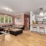 Lea Zadarvillas *