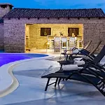 Lea Zadarvillas *