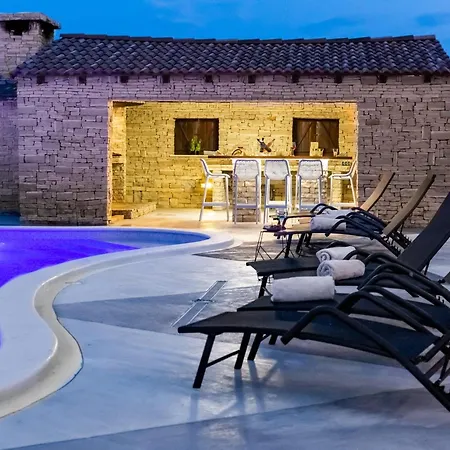 Lea Zadarvillas *