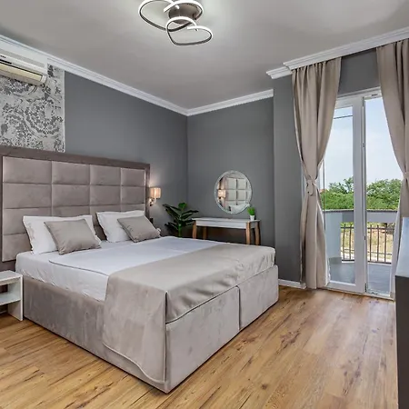 Lea Zadarvillas *
