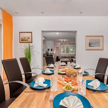 Lea Zadarvillas *