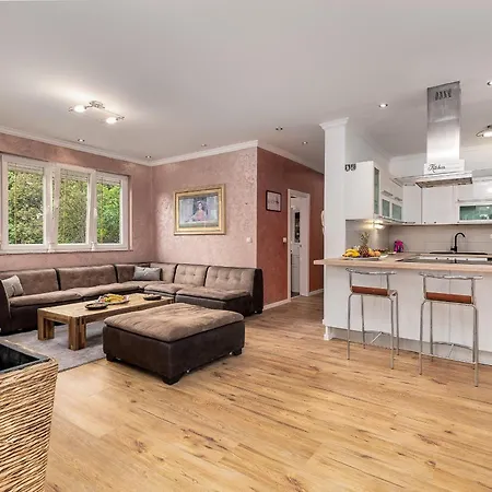 Lea Zadarvillas *